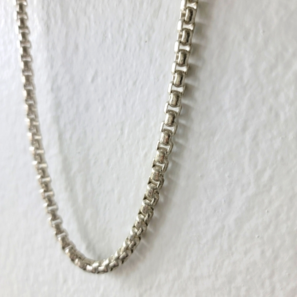 Shiny Silverstone Rounded Box Chain Necklace